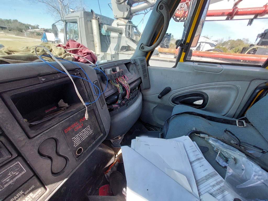 2005 International 4300 Concrete Pump Truck - Image 5