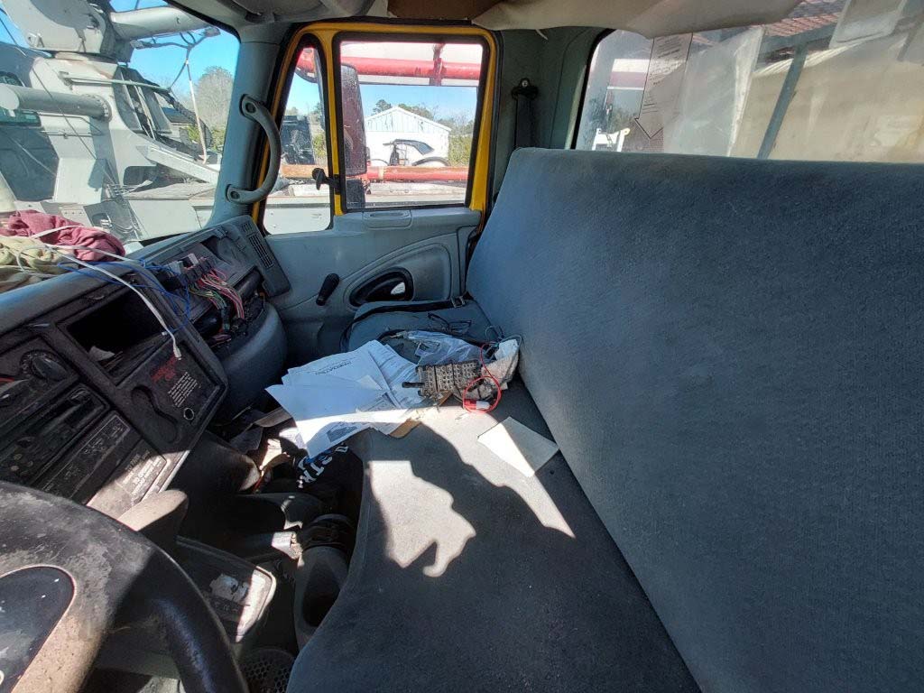 2005 International 4300 Concrete Pump Truck - Image 6