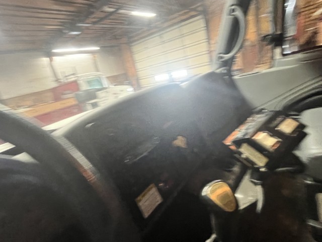 2005 International 4700 Dump Truck - Image 14