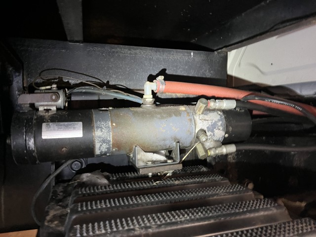 2005 International 4700 Dump Truck - Image 30