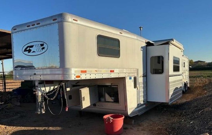 2007 4-STAR 3-Horse Trailer – 33′ Gooseneck With Living Quarter