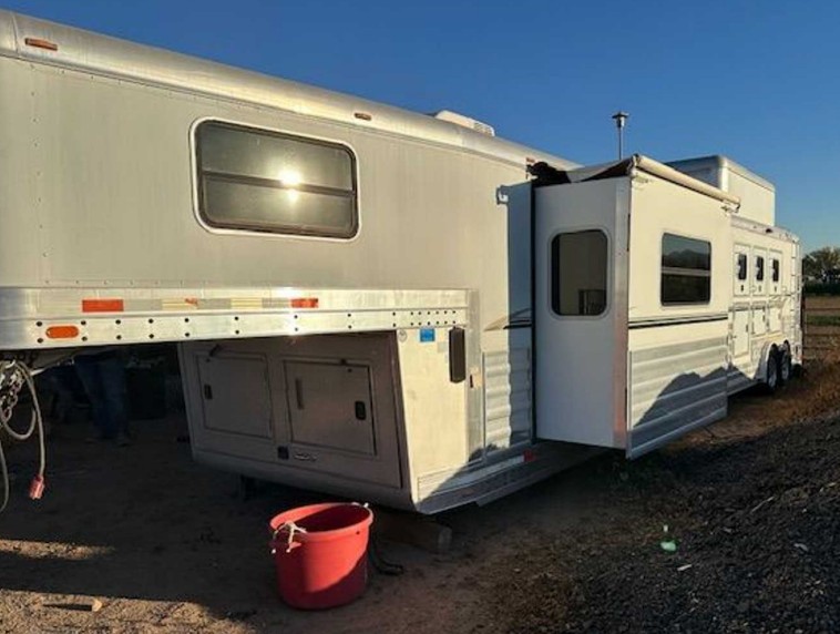 2007 4-STAR 3-Horse Trailer – 33′ Gooseneck With Living Quarter - Image 2