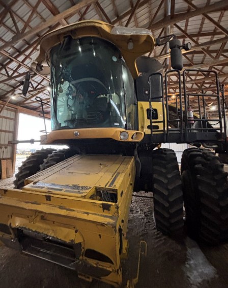 2007 New Holland CR 9060 Combine
