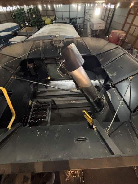 2007 New Holland CR 9060 Combine - Image 10