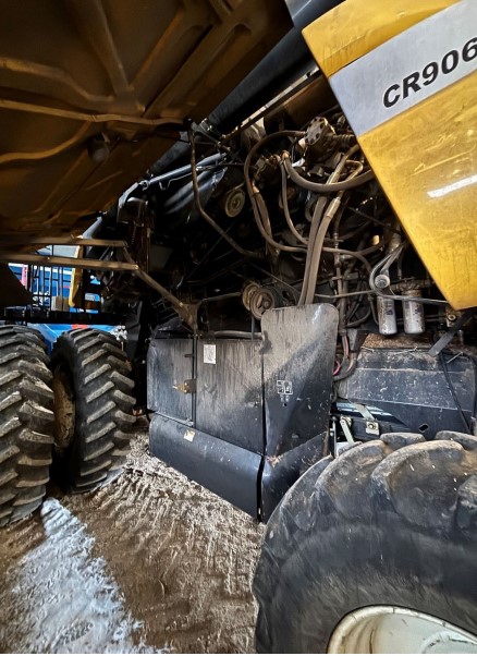 2007 New Holland CR 9060 Combine - Image 12