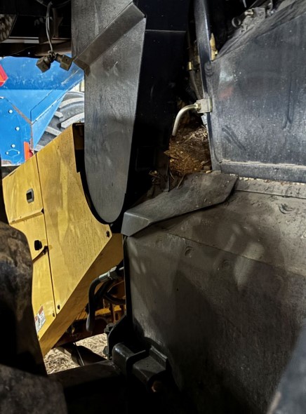 2007 New Holland CR 9060 Combine - Image 13