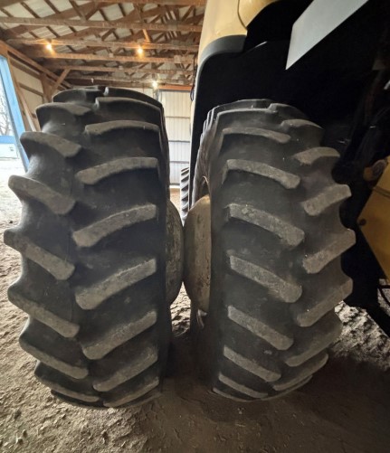 2007 New Holland CR 9060 Combine - Image 14