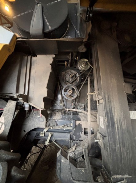 2007 New Holland CR 9060 Combine - Image 16