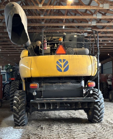 2007 New Holland CR 9060 Combine - Image 2