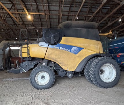 2007 New Holland CR 9060 Combine - Image 3