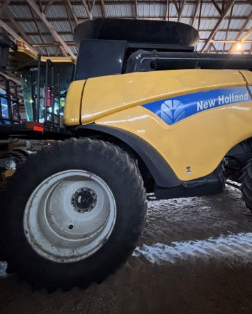 2007 New Holland CR 9060 Combine - Image 4