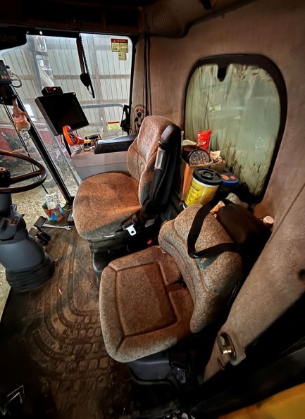 2007 New Holland CR 9060 Combine - Image 6