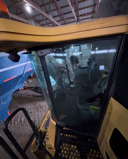 2007 New Holland CR 9060 Combine - Image 7