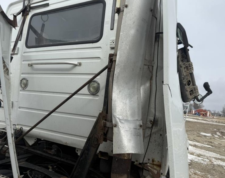 2007 Volvo VNL - Image 9