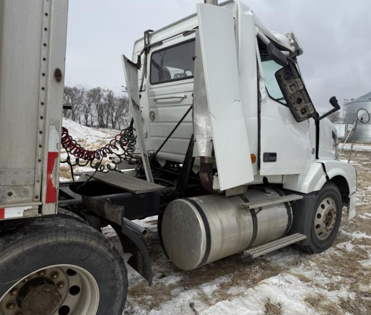 2007 Volvo VNL - Image 8