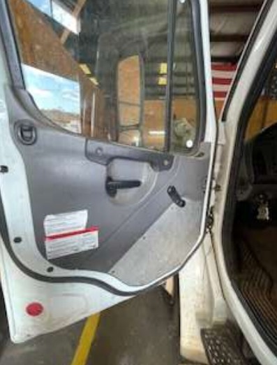 2010 Freightliner M2 Truck - Image 5