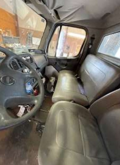 2010 Freightliner M2 Truck - Image 6