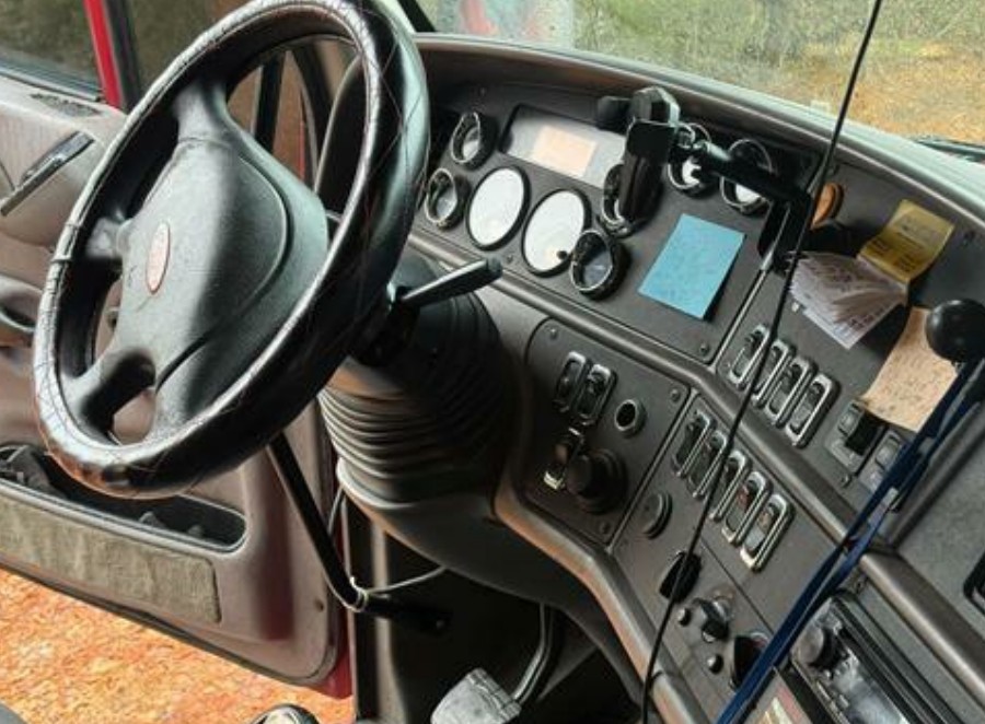 2011 Peterbilt 387 - Image 12