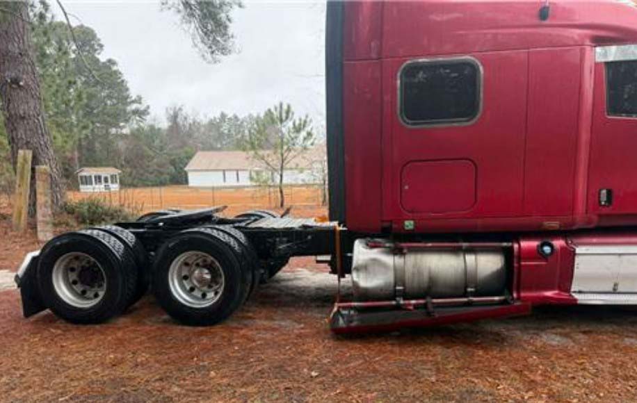 2011 Peterbilt 387 - Image 16