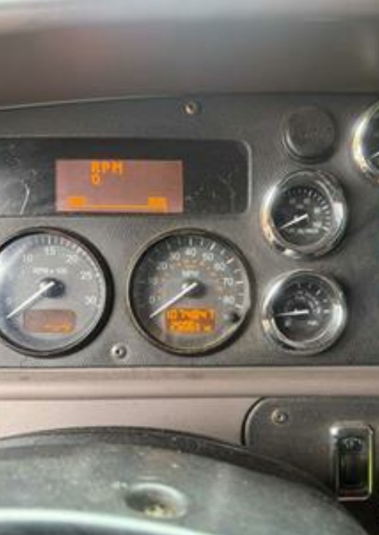 2011 Peterbilt 387 - Image 2