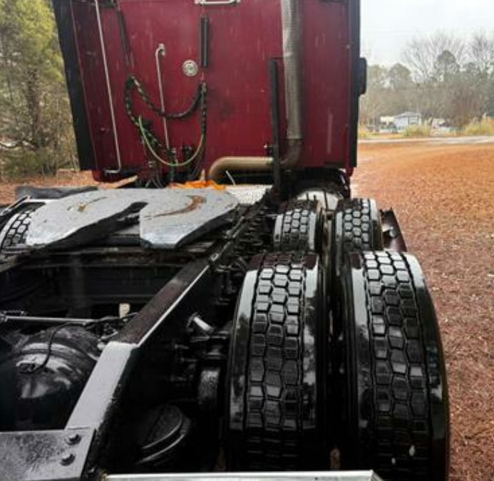 2011 Peterbilt 387 - Image 23