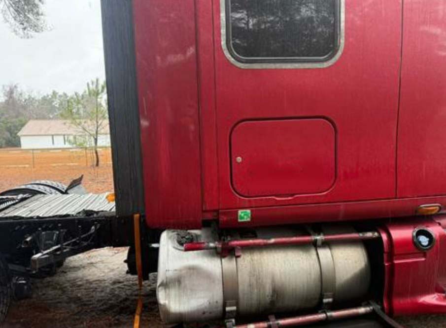 2011 Peterbilt 387 - Image 24