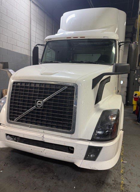 2015 Volvo VNL - Image 2
