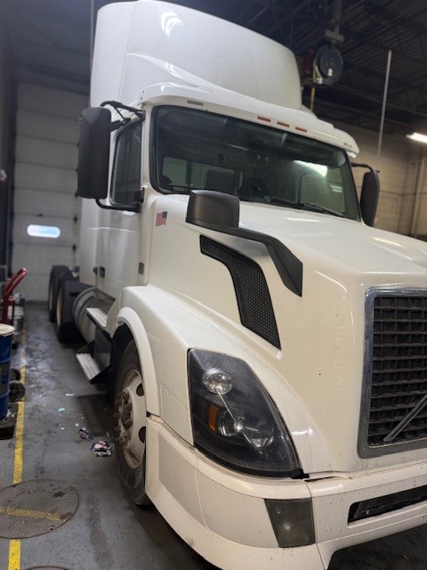 2015 Volvo VNL - Image 3
