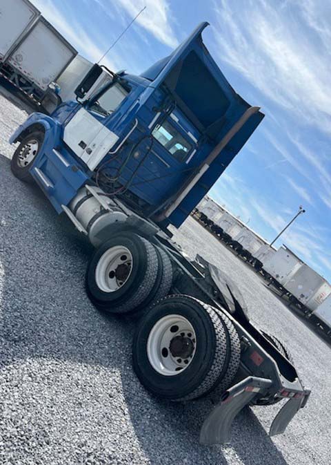 2017 Volvo VNL - Image 4