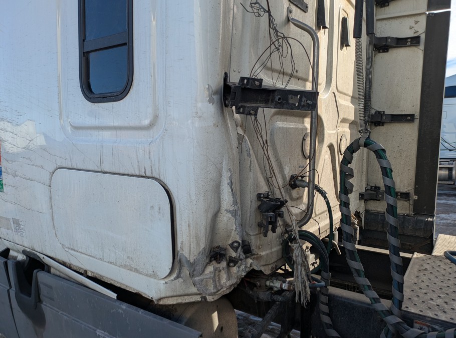 2018 Freightliner Cascadia - Image 2