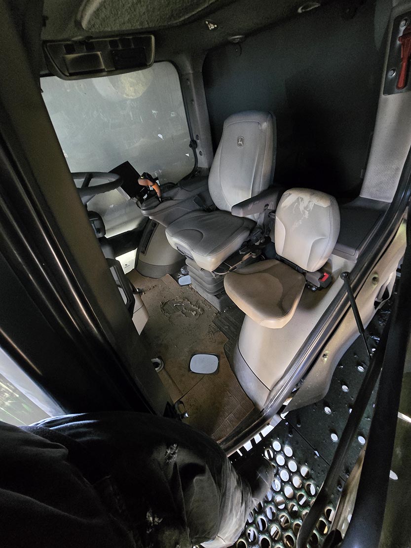 2020 John Deere R4038 Sprayer - Image 12