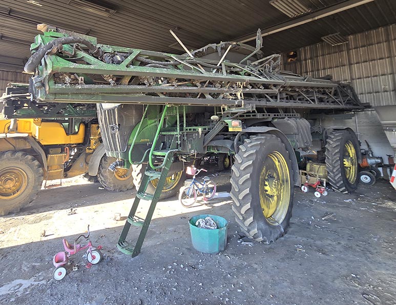 2020 John Deere R4038 Sprayer - Image 3