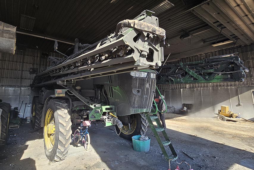 2020 John Deere R4038 Sprayer - Image 4