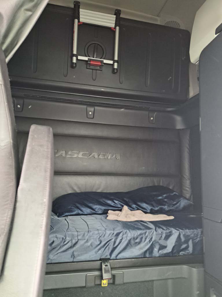 2023 Freightliner Cascadia - Image 2