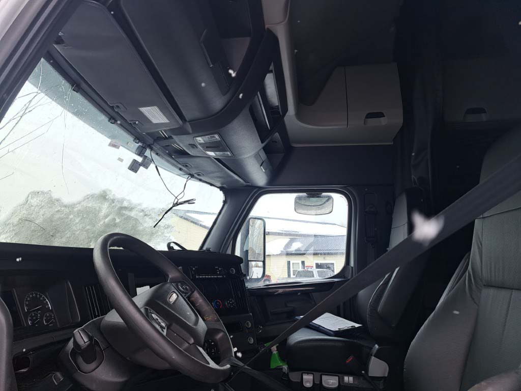 2023 Freightliner Cascadia - Image 4