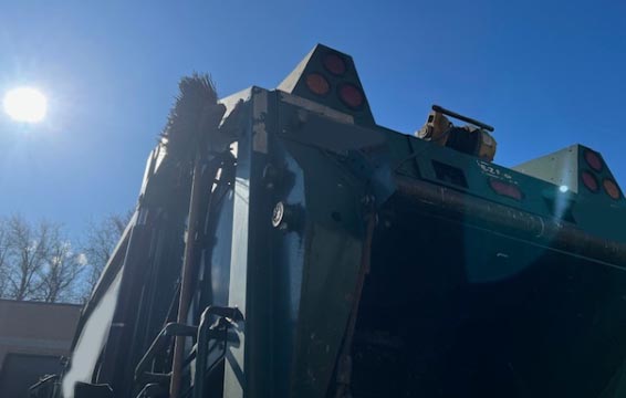 2023 Peterbilt 520 Garbage Truck - Image 10