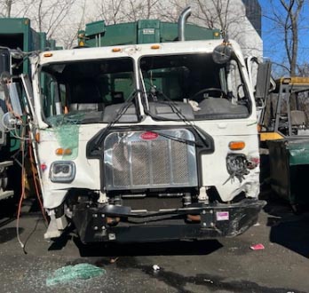 2023 Peterbilt 520 Garbage Truck - Image 3