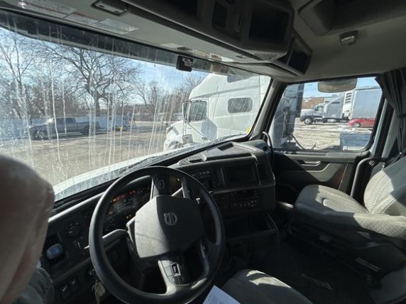 2023 Volvo VNL - Image 15