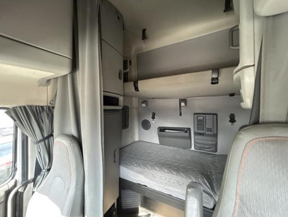 2023 Volvo VNL - Image 16