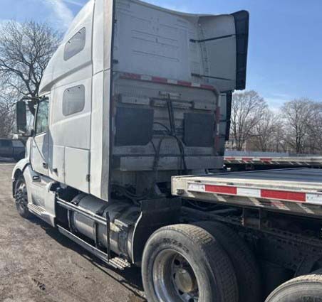 2023 Volvo VNL - Image 9