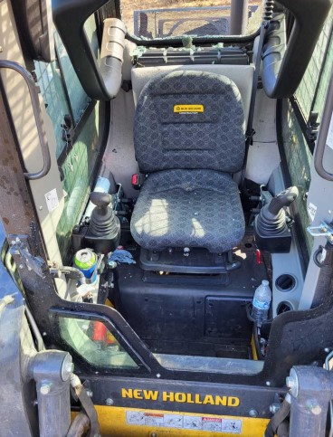 2025 New Holland L328 Skid Steer - Image 4