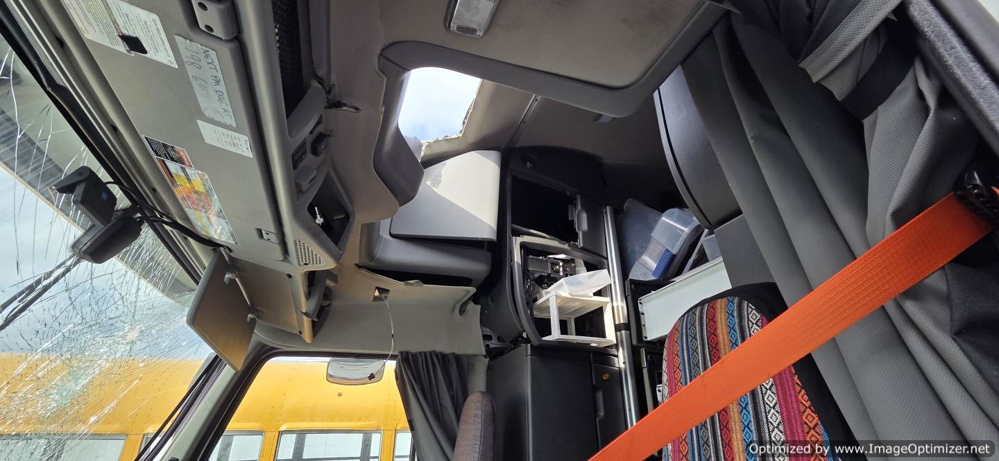 2025 Volvo VNL 860 - Image 2