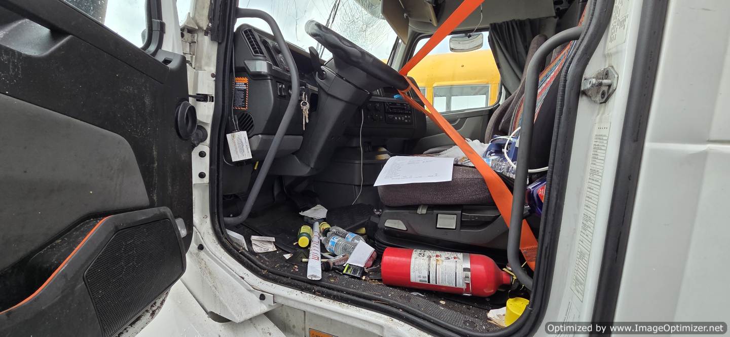 2025 Volvo VNL 860 - Image 4