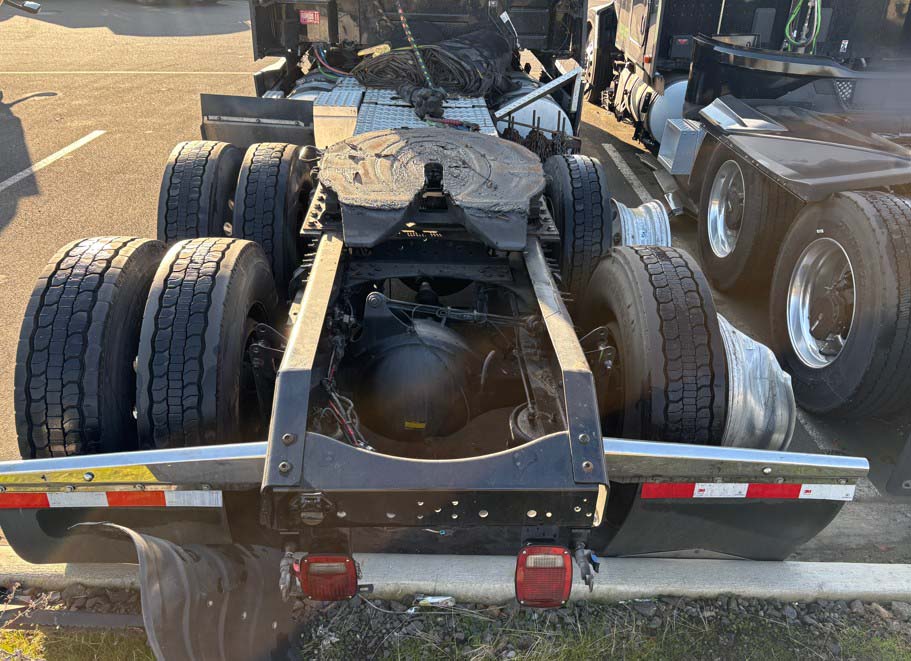 2023 Volvo VNL - Image 21