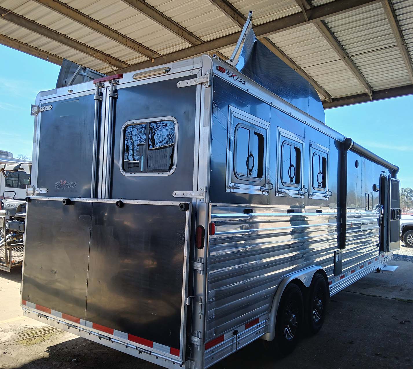 2018 Universal Trailer Corp. Horse Trailer - Image 4