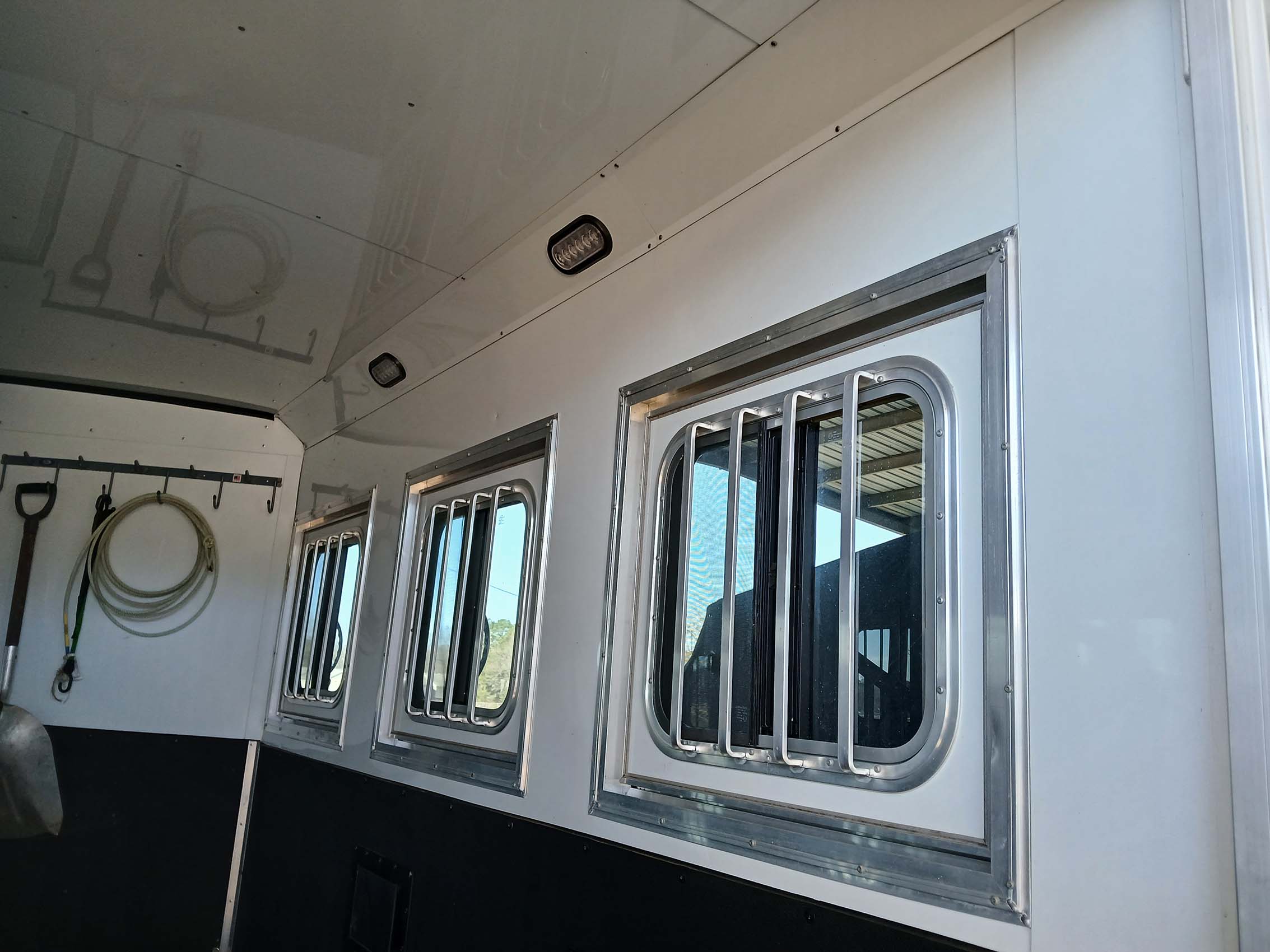 2018 Universal Trailer Corp. Horse Trailer - Image 7