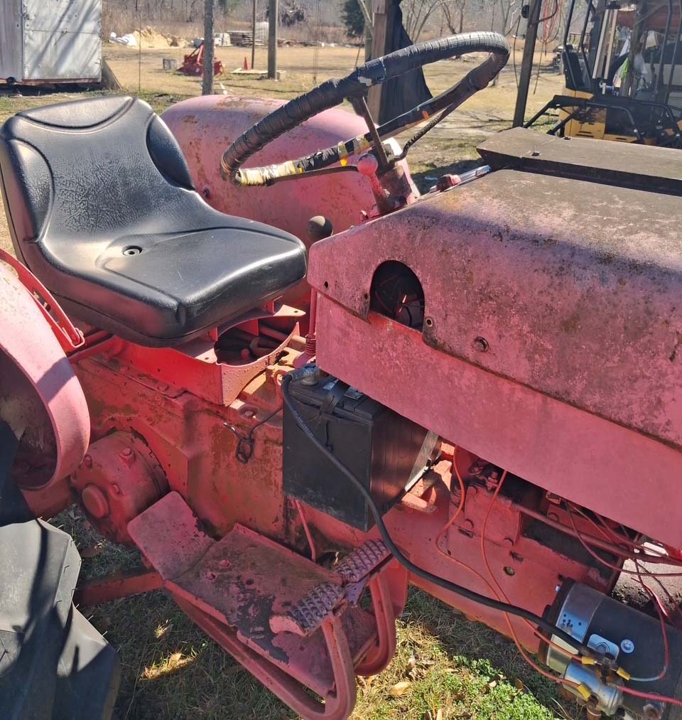 International Harvester 240 Tractor - Image 2