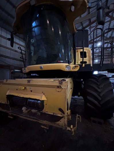 2003 New Holland CR960 Combine - Image 2