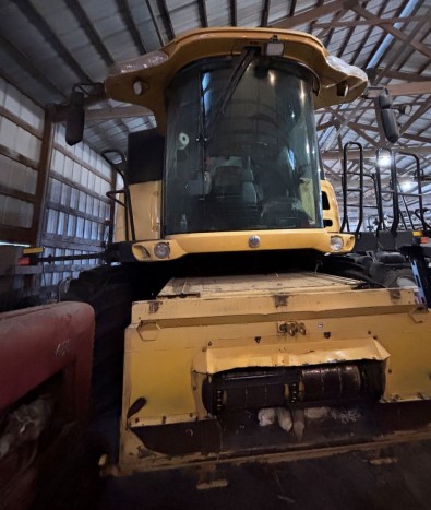 2003 New Holland CR960 Combine
