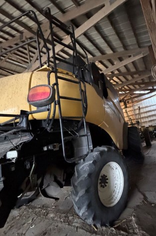 2003 New Holland CR960 Combine - Image 5